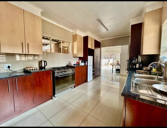 3 BEDROOM HOUSE FOR SALE IN VANDERBIJLPARK SE 2